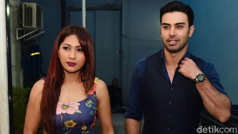 Foto: Tata Janeeta dan Mehdi Zati (Hanif Hawari/detikHOT) Foto: Tata Janeeta dan Mehdi Zati (Hanif Hawari/detikHOT)