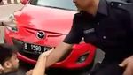 Detik-detik Menegangkan Anggota TNI AL Baku Hantam dengan Pemobil