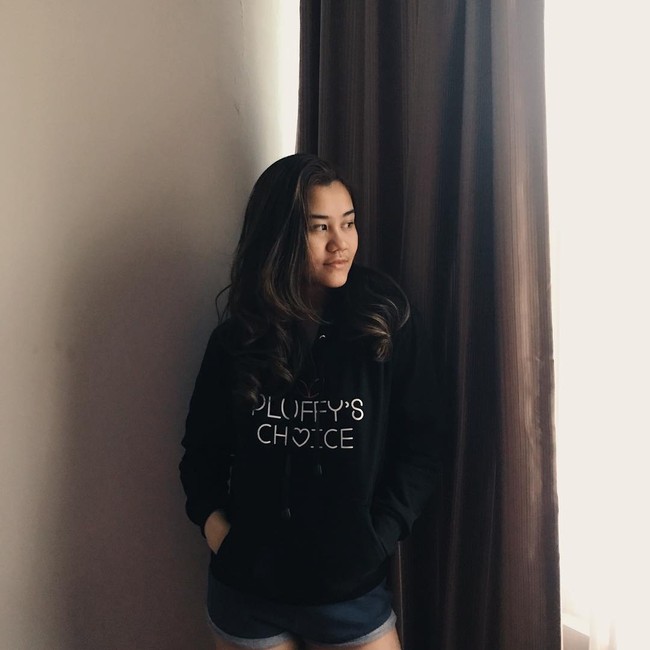 Sweater oversized juga menjadi favorit Aaliyah yang memadukan jaket hitamnya dengan celana pendek denim. Foto: Dok. Instagram/Aaliyah Massaid