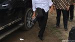 Foto: Saat Jokowi Bersihkan Sepatu yang Berlumpur
