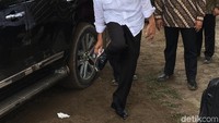 Sepatu kulit yang dikenakan Presiden Joko Widodo (Jokowi) dipenuhi lumpur saat blusukan di Musi Banyuasin. Foto: Jordan/detikcom