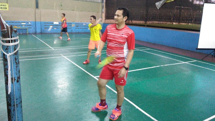 Ketum PSI Grace Natalie adu kehebatan dalam pertandingan bulu tangkis melawan legenda pebulu tangkis Indonesia Hariyanto Arbi.