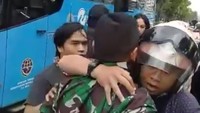 Keributan yang tergambar dalam video berdurasi 1 menit 3 detik itu sempat menimbulkan kemacetan. Terdengar suara klakson dari kendaraan yang ada di lokasi dibunyikan.
