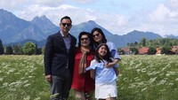 Masih berlatar serupa, yang ini tampak kompak berfoto Bu Ani dengan AHY. Harmonis dan adem melihatnya (Dok. aniyudhoyono/Instagram)
