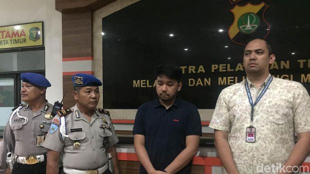 Bimantoro, pengemudi mobil yang baku hantam dengan anggota TNI karena membuang sampah sembarangan meminta maaf.