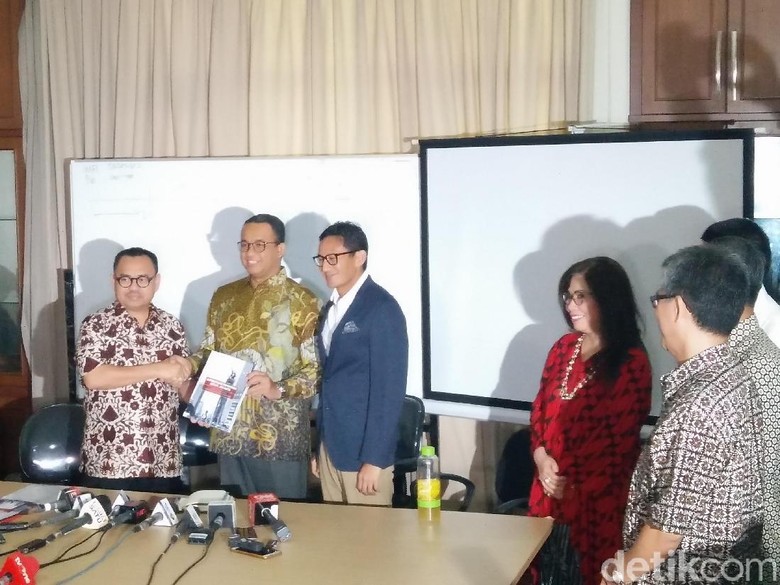 Sudirman Said Serahkan Hasil Kerja Tim Sinkronisasi ke Anies-Sandi Sudirman Said Serahkan Hasil Kerja Tim Sinkronisasi ke Anies-Sandi
