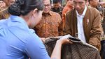 Saat Jokowi Melirik Baju Kotak-kotak di Mall