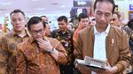 Saat Jokowi Melirik Baju Kotak-kotak di Mall