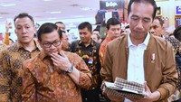 Baju kotak-kotak memang jadi baju perang Jokowi dalam kontestasi politik di Pilgub DKI 2012 dan Pilpres 2014. Apakah dia akan kembali nyapres tahun 2019 dan kembali berbaju kotak-kotak? Foto: Laily Rachev - Biro Pers Setpres