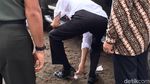 Foto: Saat Jokowi Bersihkan Sepatu yang Berlumpur