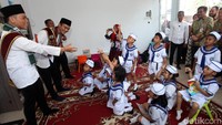 Beberapa Abang None juga terlihat menghibur sejumlah anak-anak di kawasan RPTRA.