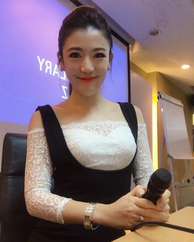 Benjawan Som merupakan seorang guru bahasa Inggris di sekolah bahasa Hua Hin, Thailand. Selain menjadi guru, Benjawan juga merupakan seorang pramugari senior di maskapai Etihad Airways.Foto: Instagram