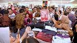 Saat Jokowi Melirik Baju Kotak-kotak di Mall