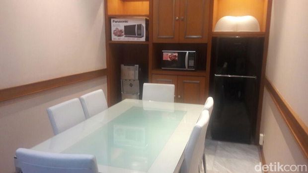 Ruang makan di tempat kerja gubernur DKI