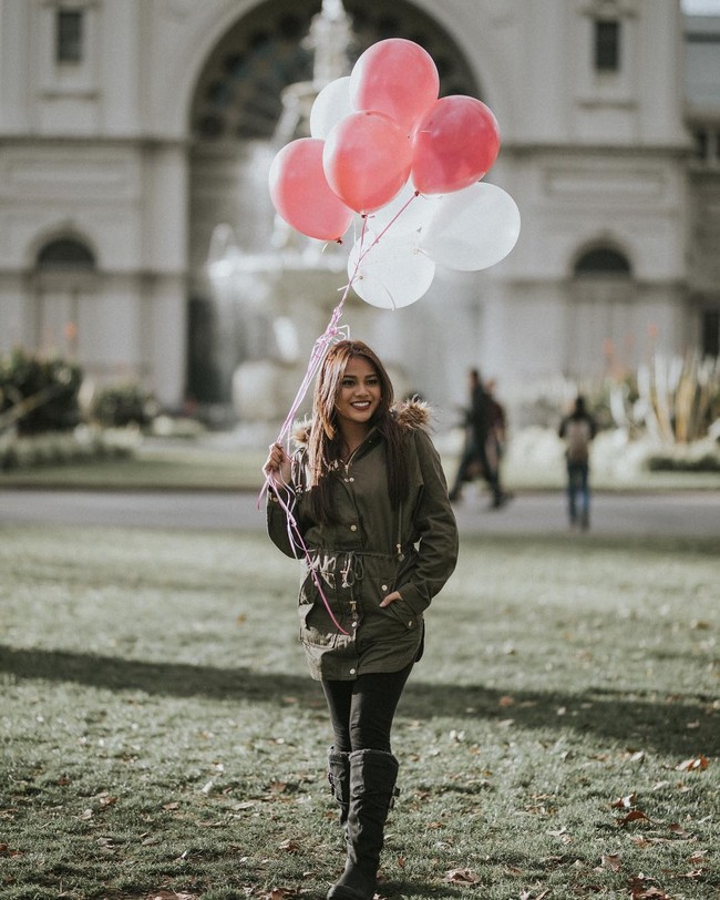 Aurel memilih jaket berwarna hijau army dengan hood aksen bulu yang tampak glamor. Penampilannya disempurnakan dengan thigh high boots. Foto: Dok. Instagram/Aurelie Hermansyah
