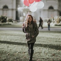 Aurel memilih jaket berwarna hijau army dengan hood aksen bulu yang tampak glamor. Penampilannya disempurnakan dengan thigh high boots. Foto: Dok. Instagram/Aurelie Hermansyah