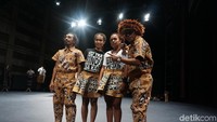 Pria yang sudah tampil di berbagai negara seperti New Zealand, Singapura, Australia, dan Belanda ini dalam pementasannya beraksi mengeluarkan suara-suara unik yang menurutnya terinspirasi dari budaya tradisional Papua. Foto: Eny