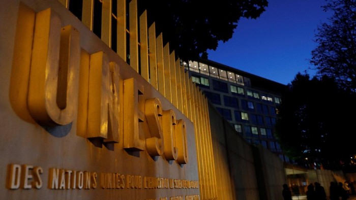 The logo of the United Nations Educational, Scientific and Cultural Organization (UNESCO) is seen in front of its headquarters in Paris, France, October 12, 2017.    REUTERS/Philippe Wojazer