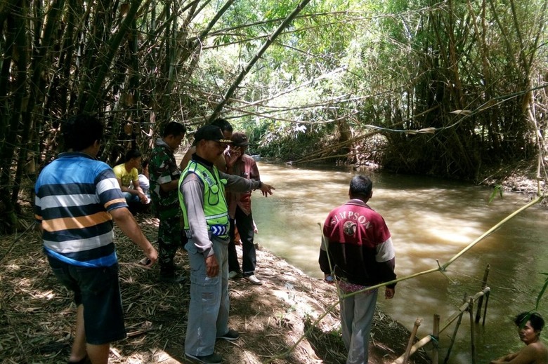 Basarnas Cari Ayah Dua Anak yang Hanyut di Sungai saat Mandi Basarnas Cari Ayah Dua Anak yang Hanyut di Sungai saat Mandi