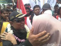 Tiba di Bekasi, Ade Kenzo Peluk Anak Istri