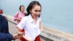 Ayu Ting Ting Seksi Berseragam SD, Jennifer Dunn Dicibir Mirip Banci