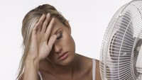 Memasuki masa perimenopause dan menopause, 75 persen wanita akan merasakan perubahan suhu terjadi pada tubuhnya. Perubahan hormonal membuat otak lebih sensitif terhadap perubahan suhu yang dirasakan. (Foto: Thinkstock)