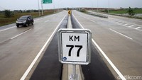 Kondisi jalan tol yang dilapisi beton pun bisa dilalui kendaraan dengan mulus. Akan tetapi, belum tampak tempat istirahat atau rest area di sisi kiri jalan tol tersebut.