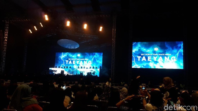 Bermandikan Cahaya Bareng Taeyang di White Night in Jakarta Bermandikan Cahaya Bareng Taeyang di White Night in Jakarta