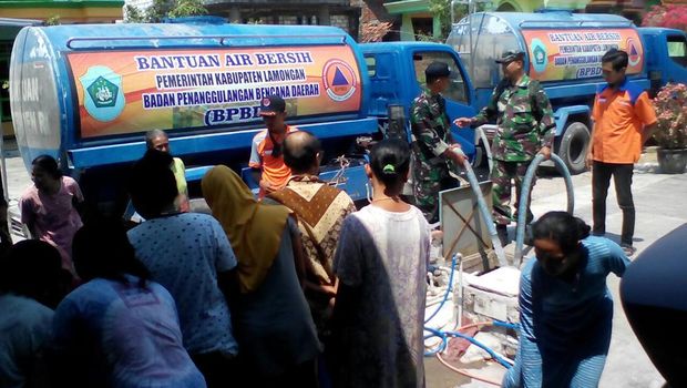 Warga antre mendapatkan air bersih