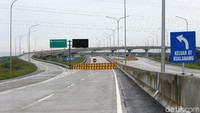 Tampak ruas jalan sebelah kanan masih ditutup beton, sementara sebelah kiri ke arah pintu keluar Gardu Tol Kualanamu.