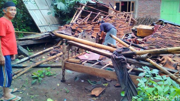 19 Rumah di Banyumas Rusak Diterjang Angin Ribut