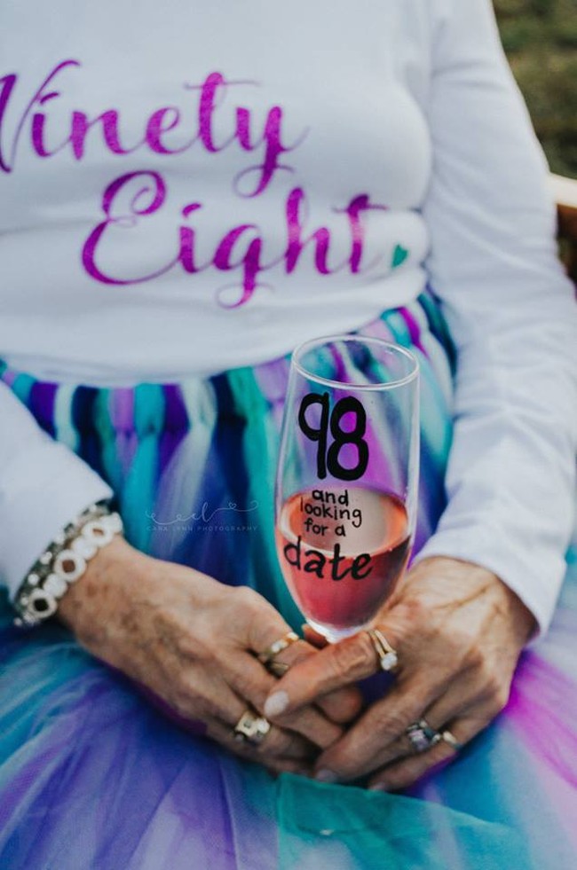 Gladys terlihat seperti remaja dengan kaus bertuliskan ninety eight dan tutu warna-warni. Foto: Facebook Cara Lynn Photography