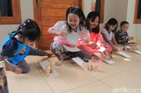 Maman Racik Limbah Kayu Jadi Mainan Karakter Aneka Satwa