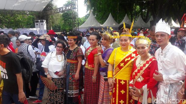Mereka juga ada yang memakai pakaian adat nusantara.