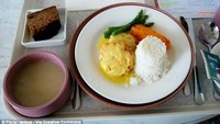 Kalau ini menu rumah sakit di New York, Amerika Serikat. Patty salmon yang gurih disirami saus krim saffron. Makin mengenyangkan dengan nasi, labu, asparagus dan banana cake. Foto: Istimewa