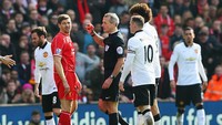 Laga antara Liverpool dan MU di Anfield pada Maret 2015 diwarnai kartu merah untuk Steven Gerrard --yang baru masuk sebagai pemain pengganti-- karena menginjak kaki Ander Herrera. Selain itu, ada empat kartu kuning yang dikeluarkan wasit. MU menang 2-1 kala itu. Foto: Alex Livesey/Getty Images