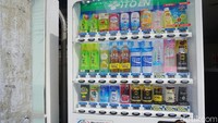 Cara membeli dari mesin ini adalah, masukkan uang (bisa kertas atau koin) ke dalam slot yang tersedia. Setelah itu, pilih minuman sesuai dengan uang yang kamu masukkan. Minuman akan keluar secara otomatis (Wahyu/detikTravel)