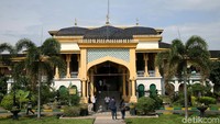 Istana Maimun dibangun pada tahun 1888 oleh Sultan Makmun Al Rasyid Perkasa Alamsyah yang memerintah pada 1873 hingga 1924.