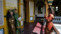 Selain di dalam, pengujung juga bisa foto-foto di teras istana.