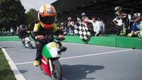 Balapan ini pada akhirnya dimenangi oleh Aleix Espargaro dan rekannya dari Tim Aprilia Racing Team Gresini (Mirco Lazzari gp/Getty Images)