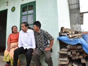 Sepeda dan Kaos Kaki: Psikopolitik Presiden Populis