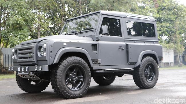  Mobil  Perang  Land Rover Defender Menolak Jadi Tua