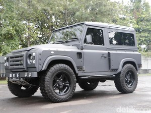 Mobil Perang Land Rover Defender Menolak Jadi Tua