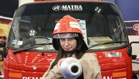 Seorang model cantik berpose di depan mobil damkar tersebut dengan berpakaian pemadam kebakaran lengkap. Foto: dok. Matra
