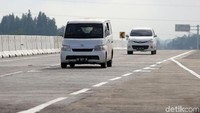 Beberapa mobil melintas di Tol Medan-Binjai.