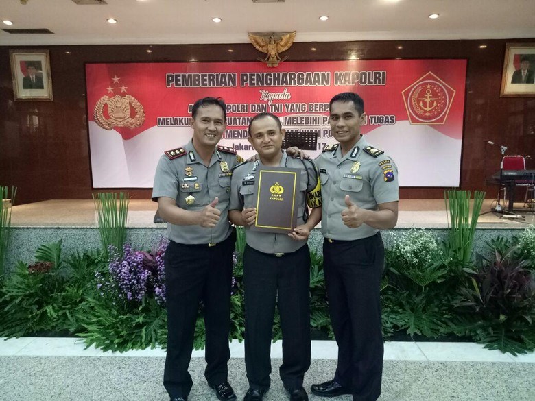 Kisah Polisi Bangun Rumah Kakek Nenek yang Tinggal dengan Ternak Kisah Polisi Bangun Rumah Kakek Nenek yang Tinggal dengan Ternak