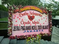 Karangan bunga untuk Derby dan Claudia.