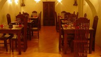 Borobudur Ristorante ini berada di Genoa, Italia. Di kota Genoa ada restoran yang punya menu Indonesia seoerti nasi goreng hingga mie goreng. Restorannya dihias dengan gebyok hingga patung wayang khas Indonesia. Foto: Istimewa