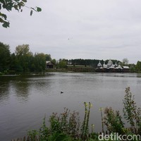 Dua danau besar dengan pemandangan indah memanjakan mata pengunjung Pairi Daiza. Foto: Eny Kartikawati/Wolipop