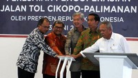 Tol terpanjang yang diresmikan operasionalnya oleh Jokowi adalah Tol Cikopo-Palimanan, yang panjangnya mencapai 116,75 km. (Pool/Setkab).